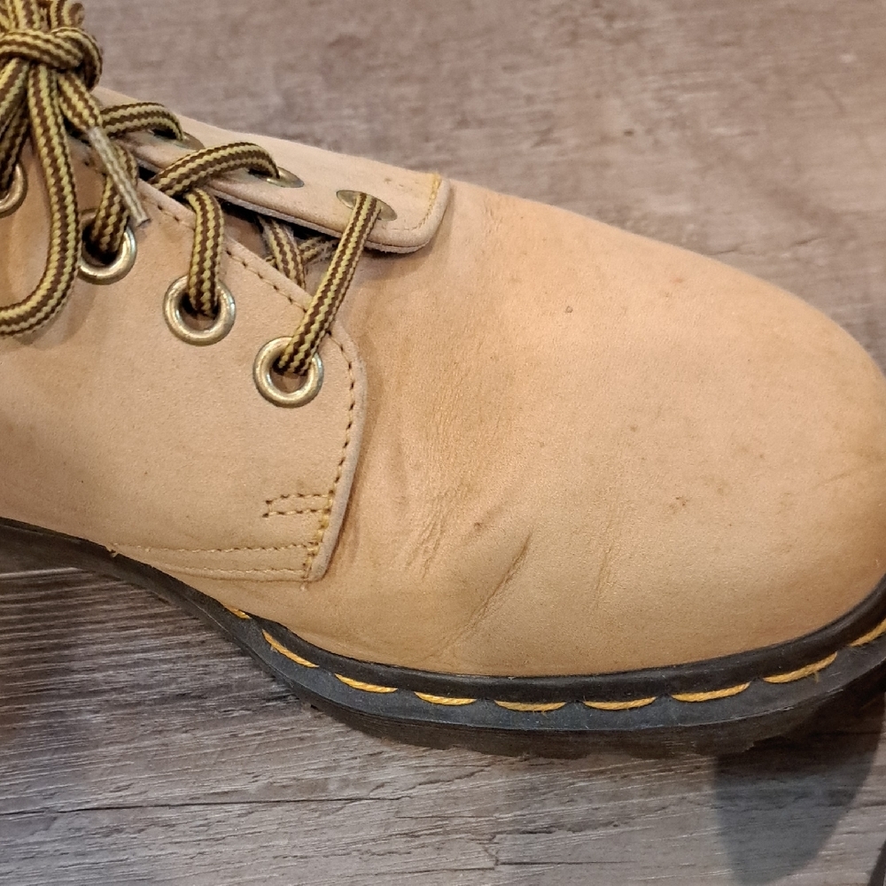 Dr. Martens Classic Tan and Black Oxfords with Sleek Lace-Up Design - Picture 11 of 13